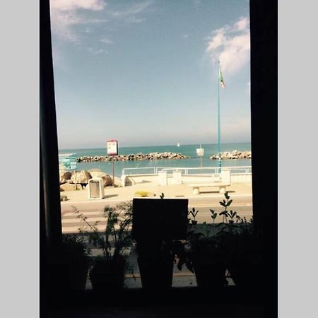 Apartamento Bilocale Fronte Mare Marina Di Pisa Exterior foto